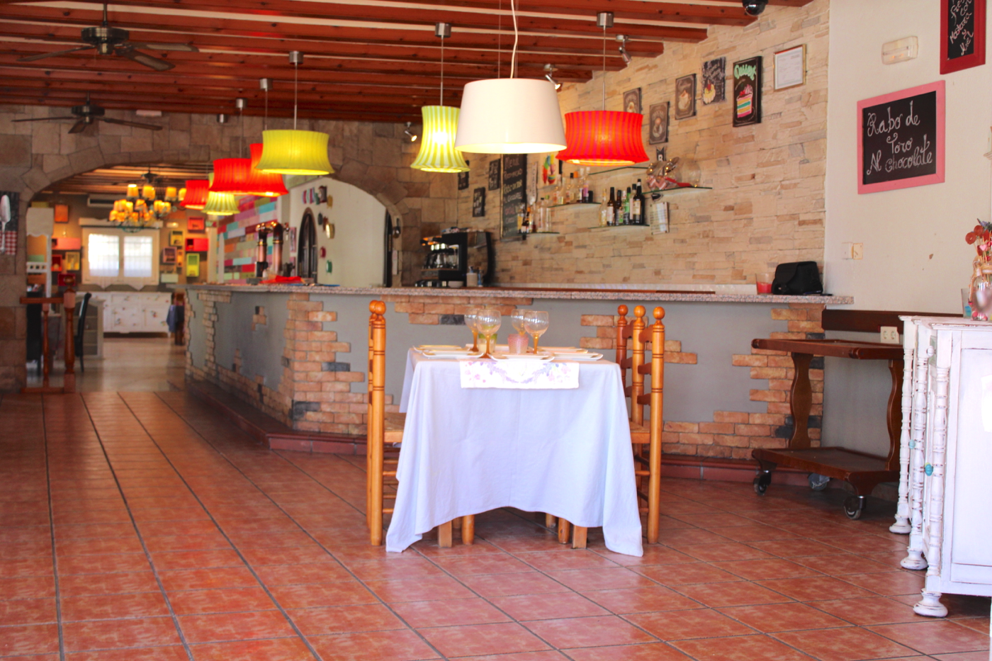 Amplio restaurante en Alcalalí
